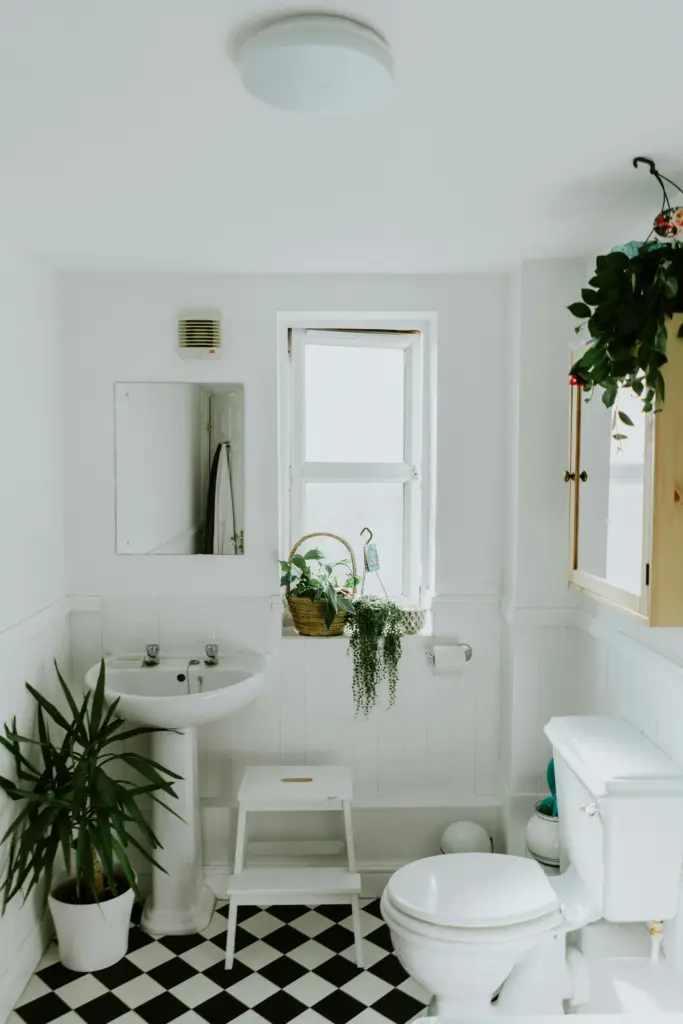 25 Small Bathroom Ideas On a Budget