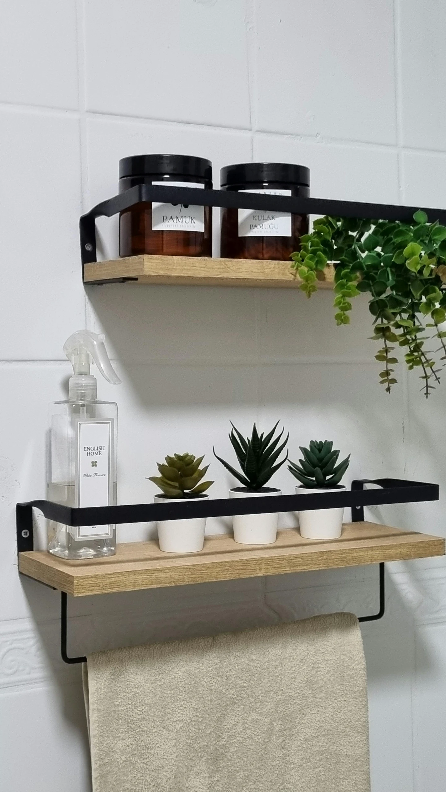 Minimalist small bathroom with light-colored walls, featuring stylish floating shelves holding neatly arranged towels, decor items, and toiletries. Perfect for space-saving small bathroom ideas that enhance both storage and aesthetics.
