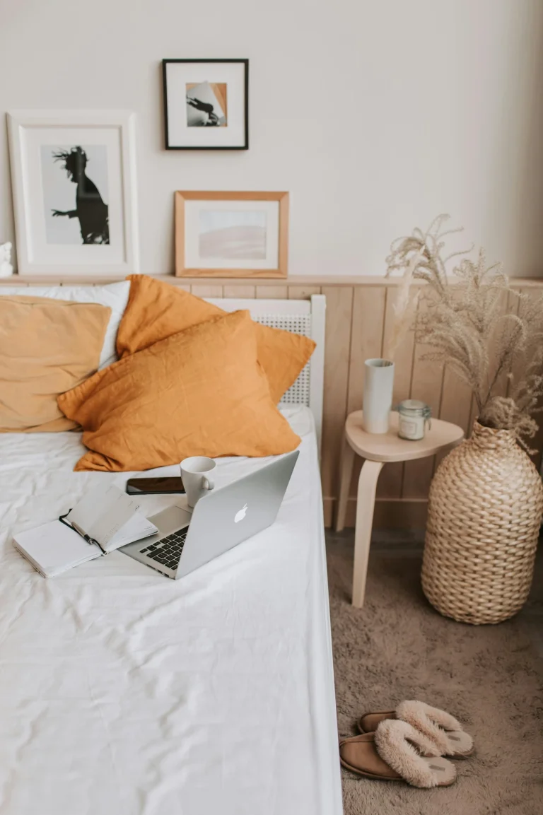 Complete Guide To Small Bedroom Decor That Makes The Room Feel Spacious (+17 Ideas You Can’t Miss)