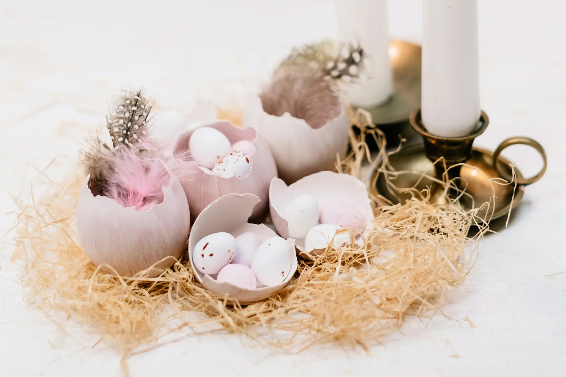 Easter decor ideas showcasing a decorative arrangement with eggshells & mini eggs, styled together with natural textures and soft spring tones to create a light, playful centerpiece that works on shelves, tables, or seasonal displays.