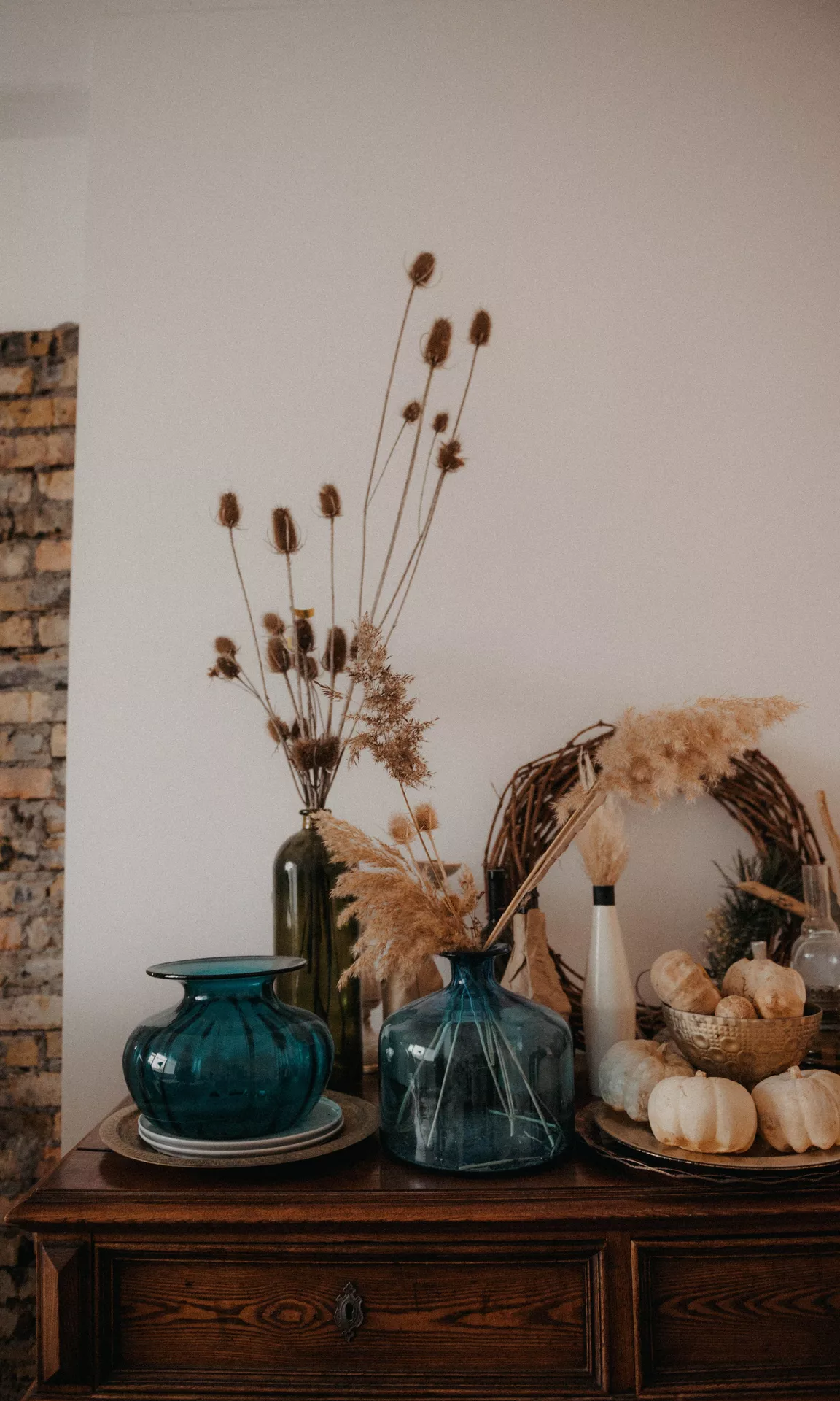 Fall living room decor ideas featuring a Pampas Grass, Dried Flowers & Pumpkins Combo arranged in warm neutral tones for a cozy and natural autumn display.